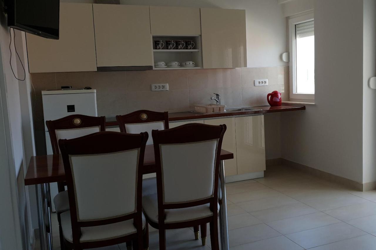 Apartments By The Sea Bilo, Primosten - 14601 Bagian luar foto